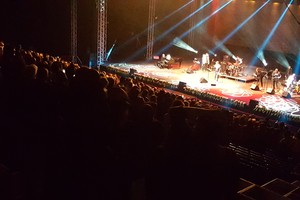 بالصور...عمر كمال أبكي جمهور البحرين ب ' موطني'...ثم جمهوره هنئه بعيد ميلاده