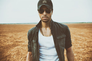 الفنان Enrique Iglesias في حفل غنائي بجائزة البحرين الكبرى 2017