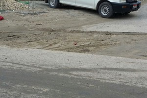 أهالي مجمع 456 بكرانة: حفرة في الشارع تعيق حركتنا...فأين المقاول؟