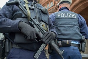الشرطة الألمانية تلقي القبض على شاب بعد شرائه سلاح قوس