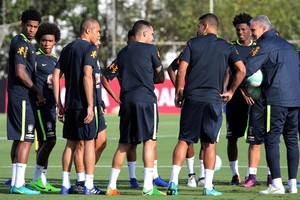 لاعبو البرازيل يثقون في حسم التأهل للمونديال أمام أوروغواي