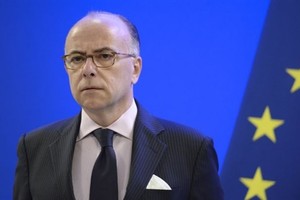 رئيس وزراء فرنسا يستدعي وزير داخليته على خلفية توظيفه لابنتيه