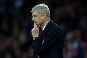 باريس سان جيرمان يقدم عرضاً لفينغر لتدريب الفريق