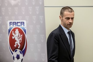 الاتحاد الأوروبي لن يوقف حكم مباراة برشلونة وباريس سان جيرمان