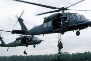 سكان محليون: قوات التحالف تقوم بإنزال جوي غرب الرقة السورية