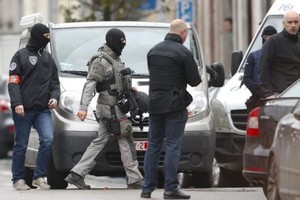 القبض على قائد سيارة مسرعة حاول اقتحام شارع للتسوق في بلجيكا 