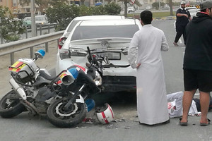 البحرين: بالصور ..إصابة شرطي مرور بحادث بين مركبتين ودراجة نارية بسلماباد