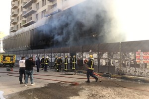 البحرين : بالصور... اندلاع حريق في بناية 'الكويتي' بالقضيبية والدفاع المدني يباشر عمليات الاخماد