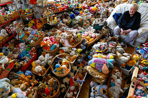 بالصور... عجوز بلجيكية تجمع 20 ألف لعبة