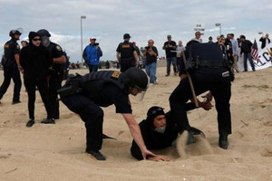 اندلاع مشاجرات في مظاهرة مؤيدة لترامب على أحد شواطئ كاليفورنيا