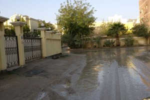 بالصور... أهالي مجمع 745 بسند: طالبنا 'الأشغال' برصف طريق منذ 12 عامأً ولم يُستجب لنا