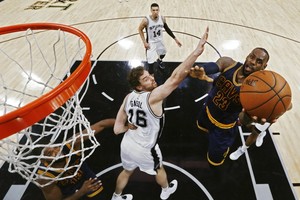 سان انطونيو يطيح بالبطل ويهدي صدارة الشرقية لبوسطن بالـ'NBA'