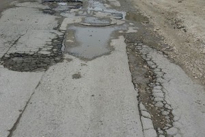 بالصور... أهالي مجمع 1034 بالمالكية يطالبون بتجديد الشوارع وليس ترقيعها