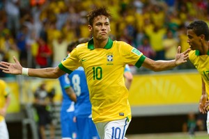 نيمار يعد البرازيل الأفضل في العالم ويرفض المقارنات مع ميسي ورونالدو