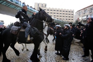 آلاف اليهود المتدينين يتظاهرون في القدس احتجاجا على الخدمة العسكرية الاجبارية