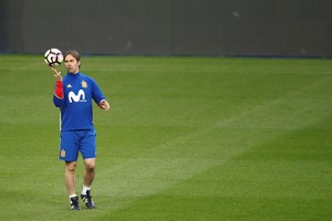 مدرب اسبانيا يؤكد التزام لاعبيه بالجدية في ودية فرنسا