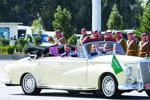 «مرسيدس 1961» تثير الانتباه خلال استقبال خادم الحرمين في الأردن