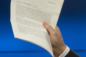 بالصور... رئيس المجلس الاوروبي يتسلم خطاب خروج بريطانيا من الاتحاد الاوروبي