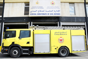 الدفاع المدني يخمد حريقاً بسيارة في سترة والمعلومات الأولية تشير إلى أن الحريق مفتعل