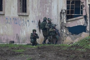 قوات إسرائيلية تعتقل 6 فلسطينيين من الضفة الغربية