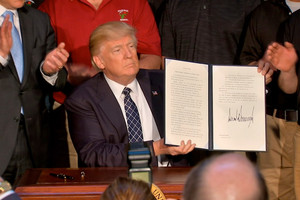 جماعات البيئة الأميركية تعرب عن قلقها من توقيع ترامب أمرا تنفيذيا لإلغاء سياسات حقبة أوباما بشأن المناخ 