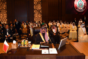 البحرين : العاهل يشارك في الجلسة الافتتاحية للقمة العربية المنعقدة بالأردن