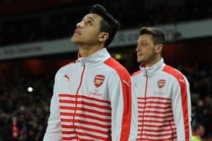 فينغر يؤمن ببقاء أوزيل وسانشيز مع أرسنال