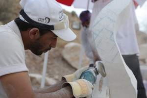 النحات خليل المدهون يمثل البحرين في سمبوزيوم 'جذور' بكاليفورنيا