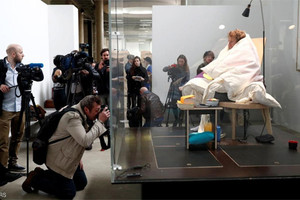 فنان فرنسي يحاكي الدجاج ويرقد على 10 بيضات حتى تفقس