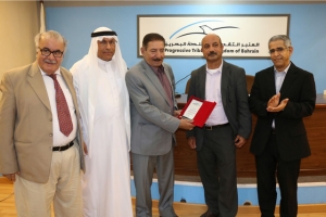 الشاعر العراقي عريان السيد خلف يعتلي «المنبر» قبل ليلة!