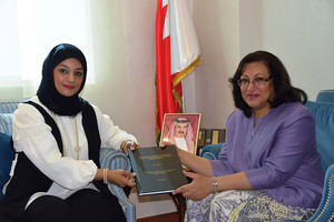 وزيرة الصحة تتسلم نسخة من رسالة الماجستير لأخصائية جراحة الأنف والأذن والحنجرة