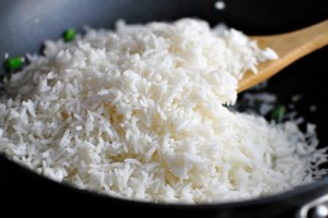 نصيحة لربات البيوت... لا تعيدوا تسخين الأرز لهذا السبب؟