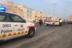 بالصور... مصرع طفل بحريني صدمته سيارة على شارع الشيخ زايد بعالي