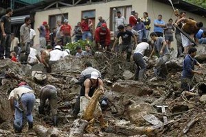 دفن 27 شخصاً في انهيار أرضي بعد سقوط أمطار غزيرة في إندونيسيا