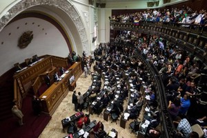 المحكمة العليا في فنزويلا تلغي حكمها السابق بتجريد البرلمان من سلطاته