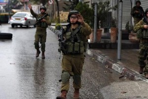 مقتل فلسطيني بعد طعنه ثلاثة إسرائيليين