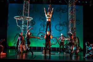 بالصور... سيرك بيدل بانك وفرقة هاي دايف أبرز الفعاليات الترفيهية بقرية الفورمولا 1