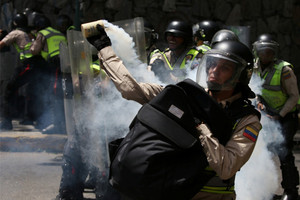 فنزويلا تسعى لتهدئة احتجاجات مع عدول المحكمة عن قرار إلغاء الكونجرس