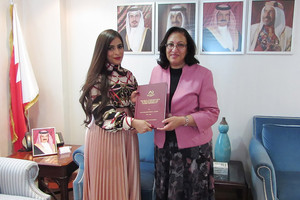 وزيرة الصحة تتسلم رسالتي ماجستير من الموظفتين إيمان الجاسم ومنى النهام