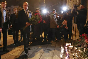 بوتين يتفقد موقع اعتداء سان بطرسبورغ