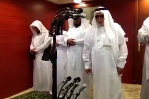 بالفيديو: شاهد كيف يردد مؤذِّنو المسجد الحرام خلف الإمام في الصلوات!