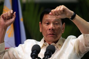 الرئيس الفلبيني يعزل وزير الداخلية لاتهامه بالفساد