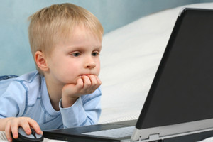 خبراء يحثون على التوسع في علاج الأمراض العقلية عبر الإنترنت 