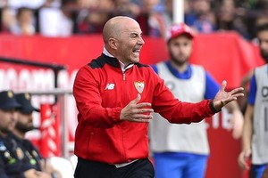 سامباولي: بقائي مع إشبيلية سيكون فقط من أجل الصراع على لقب الليغا