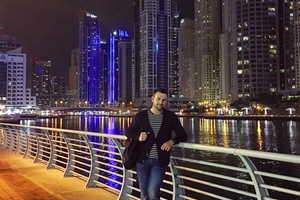 النجم أحمد معز في دبي للإستجمام