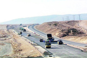 عُمان تؤكد جاهزية الطريق البري الرابط مع السعودية