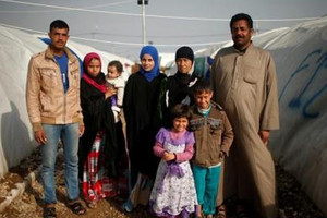 بعد رحلة مضنية... النازحون من الموصل يجدون ملاذا في مخيم