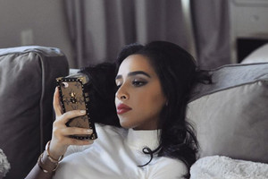 بالصور: 'الفاشينيستا' السعودية هلا عبدالله... عرفت بتمردها وجمالها العربي