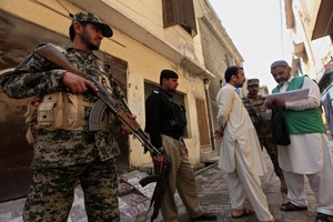 وفاة 5 من أسرة واحدة جراء سقوط صخرة ضخمة على منزل في باكستان