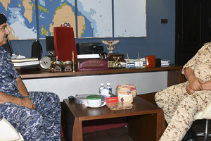 البحرين : القائد العام يتفقد عدداً من أسلحة ووحدات قوة دفاع البحرين  